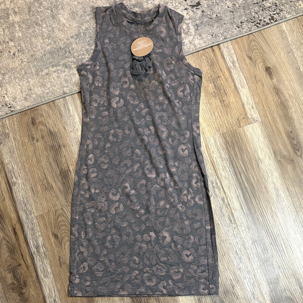 Splendid Sleeveless Leopard Print Midi Dress 🎄